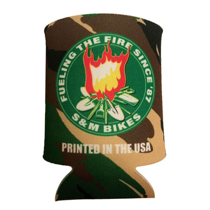 S&M DRINK COOLIE - FUEL THE FIRE - CAMO